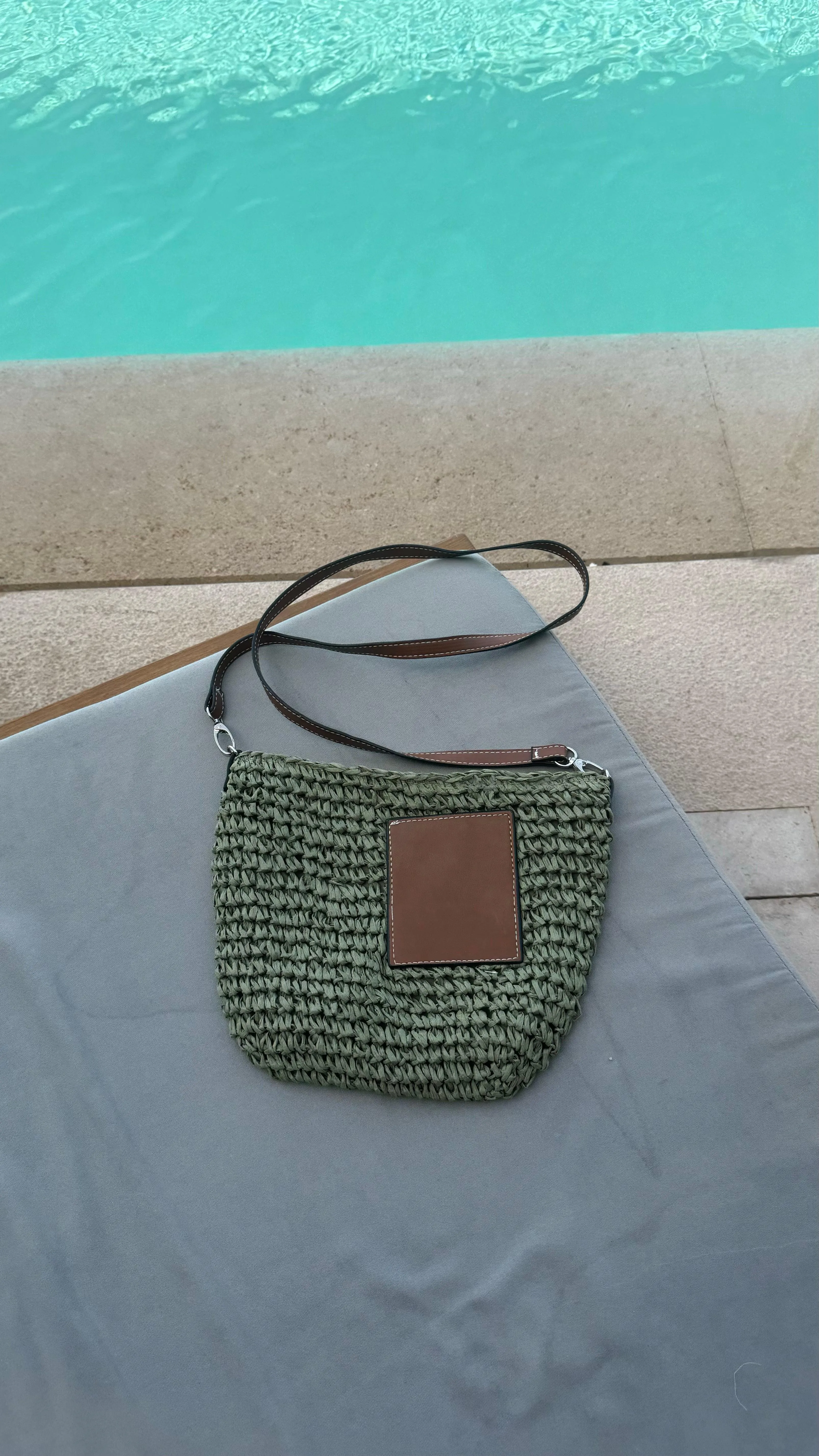 cross body straw bag in green- OUTLET