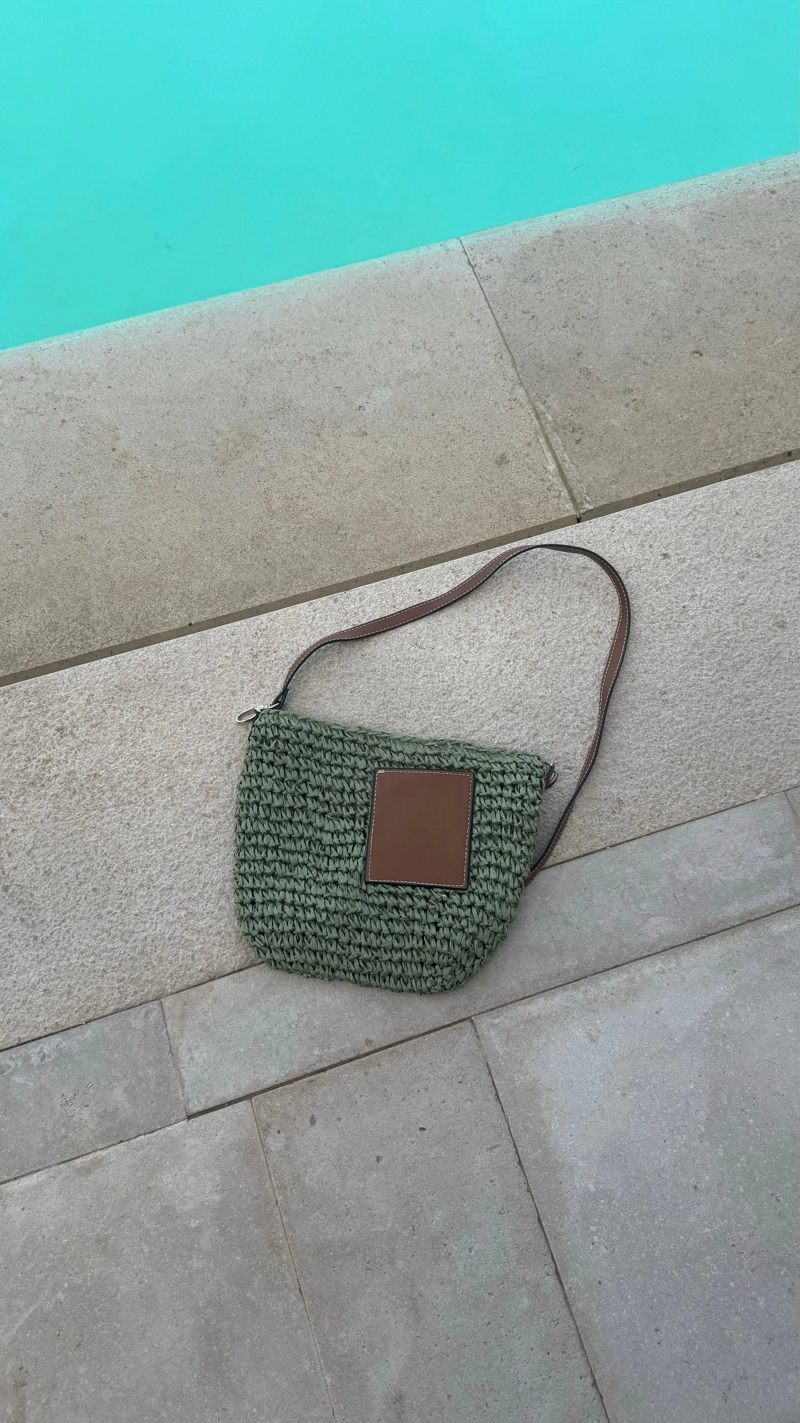 cross body straw bag in green- OUTLET