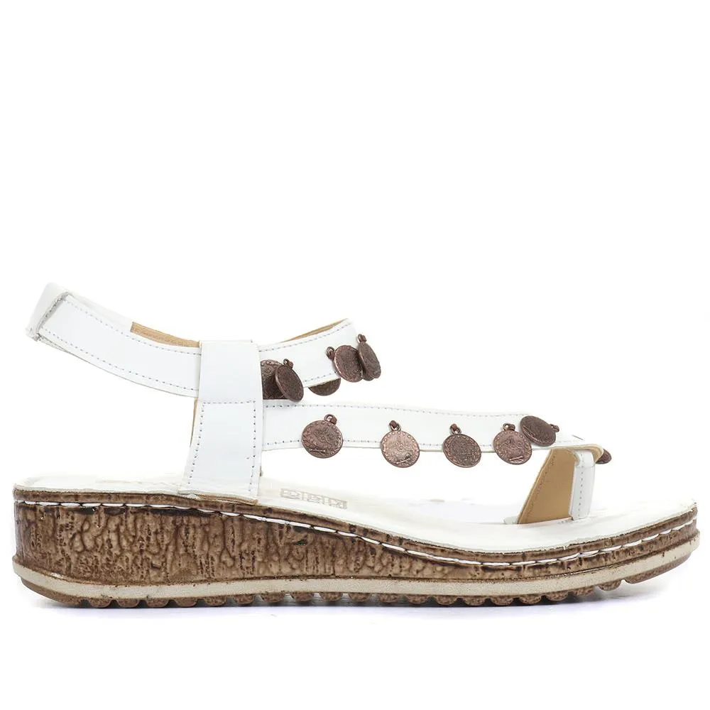 Embellished Leather Toe-Post Sandal - CAY29005 / 315 112